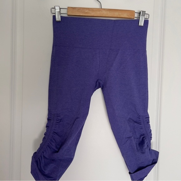 Lululemon In The Flow Crop II
Heathered Iris Flower size 6 - Picture 4 of 9